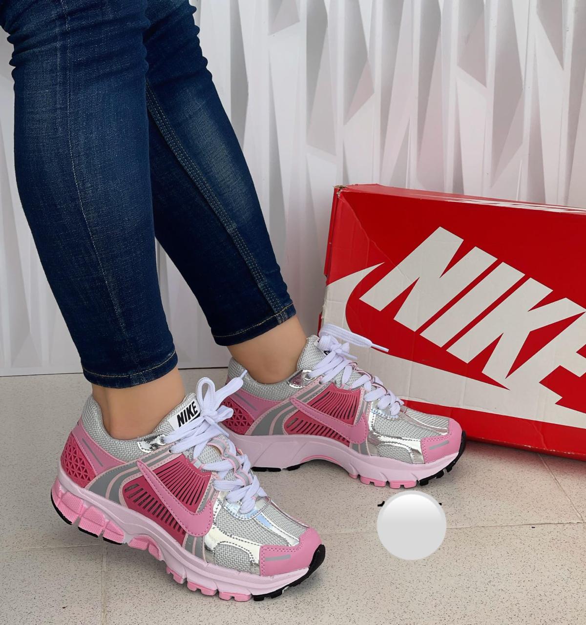 TENIS NIKE VOMERO ROSA