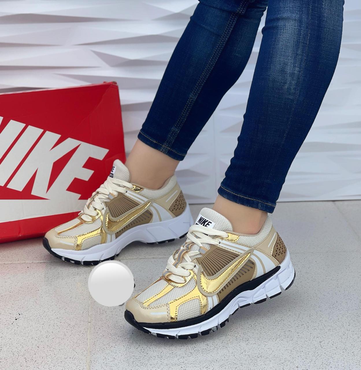 TENIS NIKE VOMERO DORADO