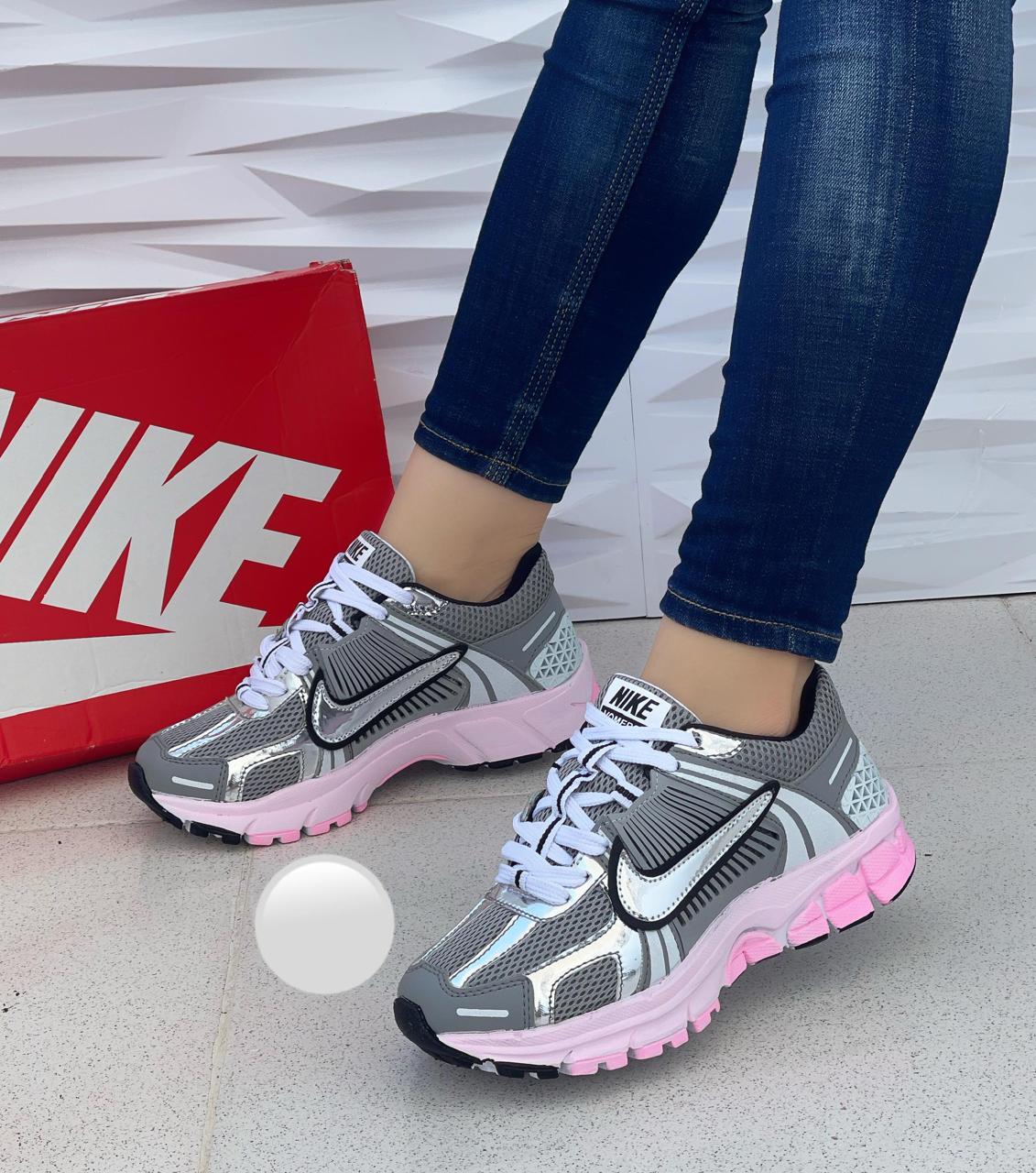 TENIS NIKE VOMERO GRIS X ROSA